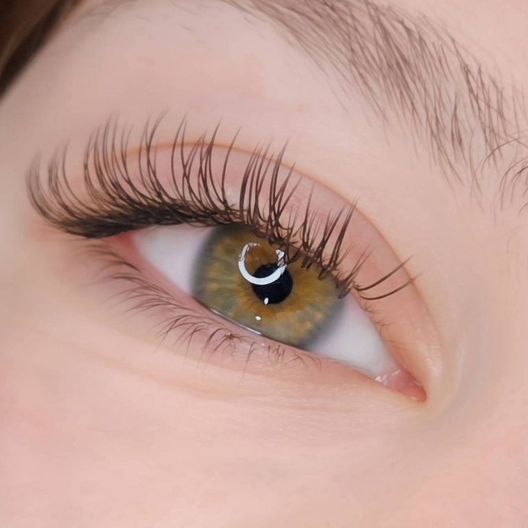 Classic lash extensions by Léora Lash Studio