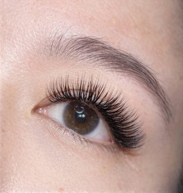 UU lash extensions by Léora Lash Studio