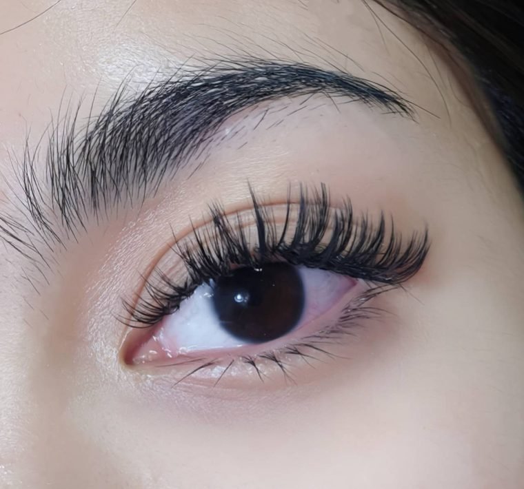 Wet Look lash extensions by Léora Lash Studio